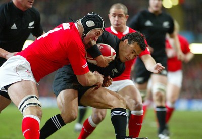 25.11.06..Wales v New Zealand, Invesco Perpetual Series '06 New Zealands Rico Gear is tackled by Ian Gough 