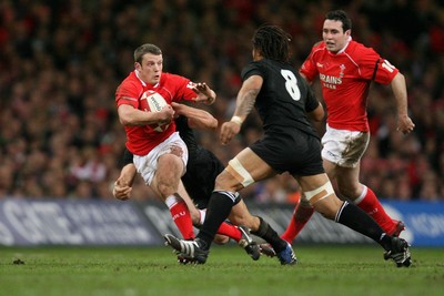 25.11.06..Wales v New Zealand, Invesco Perpetual Series '06 Wales' Kevin Morgan looks to hold off Rodney So'oialo 