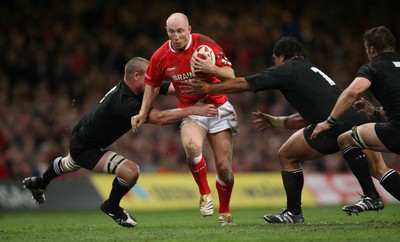 25.11.06..Wales v New Zealand, Invesco Perpetual Series '06 Wales' Tom Shanklin is swamped by the New Zealand defence 