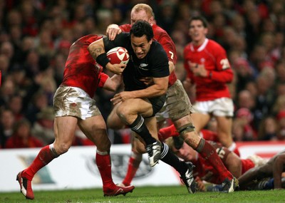 25.11.06..Wales v New Zealand, Invesco Perpetual Series '06 New Zealands Rico Gear powers his way through Martyn Williams to be awarded a penalty try 