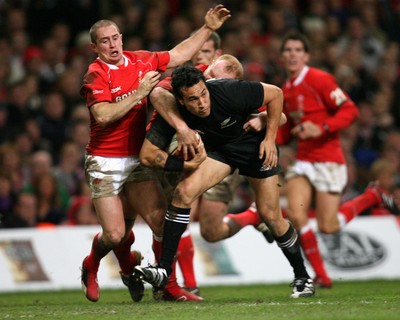 25.11.06..Wales v New Zealand, Invesco Perpetual Series '06 New Zealands Rico Gear powers his way through Martyn Williams to be awarded a penalty try 