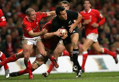 25.11.06..Wales v New Zealand, Invesco Perpetual Series '06 New Zealands Rico Gear powers his way through Martyn Williams to be awarded a penalty try 