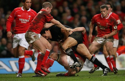 25.11.06..Wales v New Zealand, Invesco Perpetual Series '06 New Zealands Rico Gear powers his way through Martyn Williams and Shane Williams to be awarded a penalty try 