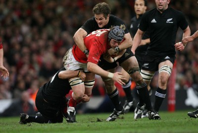 25.11.06..Wales v New Zealand, Invesco Perpetual Series '06 Wales' Alun Wyn Jones is tackled by New Zealands Piri Weepu and Richie McCaw 