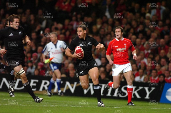 25.11.06 - Wales v New Zealand - Invesco Perpetual Series 2006 - New Zealand's Luke McAlister runs in for try 
