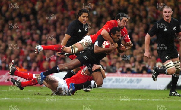 25.11.06 - Wales v New Zealand - Invesco Perpetual Series 2006 - New Zealand's Sitiveni Sivivatu is tackled by Jonathan Thomas(top) and Mark Jones 