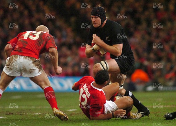 25.11.06 - Wales v New Zealand - Invesco Perpetual Series 2006 - New Zealand's Ali Williams is tackled by Tom Shanklin and Sonny Parker (R) 