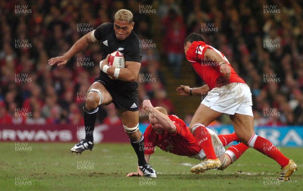 25.11.06 - Wales v New Zealand - Invesco Perpetual Series 2006 - New Zealand's Jerry Collins is tackled by Martyn Williams and Sonny Parker (R) 