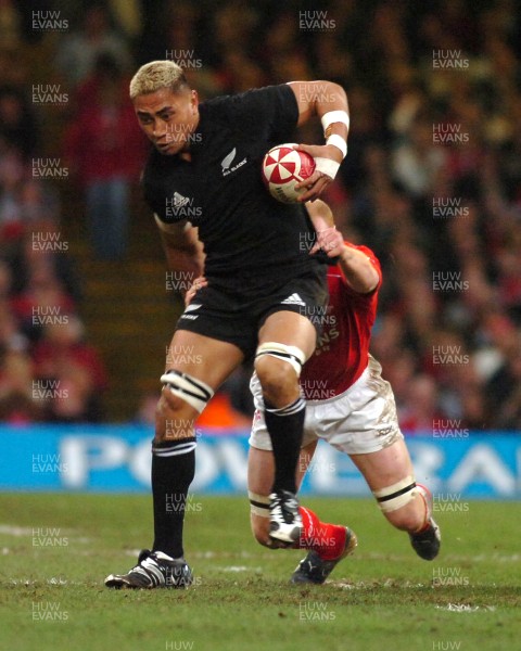 25.11.06 - Wales v New Zealand - Invesco Perpetual Series 2006 - New Zealand's Jerry Collins is tackled by Martyn Williams 