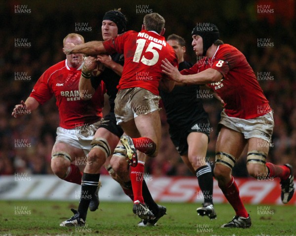 25.11.06 - Wales v New Zealand - Invesco Perpetual Series 2006 - New Zealand's Ali Williams is tackled by (l-r) Martyn Williams, Kevin Morgan and Ryan Jones 