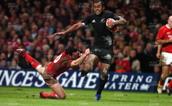 25.11.06 - Wales v New Zealand - Invesco Perpetual Series 2006 - New Zealand's Sitiveni Sivivatu beats Stephen Jones for try 