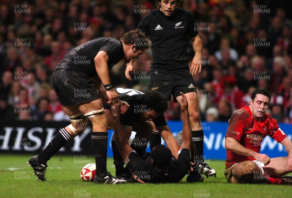 25.11.06 - Wales v New Zealand - Invesco Perpetual Series 2006 - New Zealand's Sitiveni Sivivatu celebrates try with team mates as Stephen Jones looks dejected 