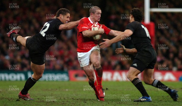 25.11.06 - Wales v New Zealand - Invesco Perpetual Series 2006 - Wales' Shane Williams tries to beat New Zealand's Luke McAlister and Dan Carter(R) 
