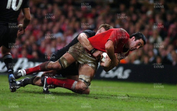 25.11.06 - Wales v New Zealand - Invesco Perpetual Series 2006 - Wales' Jonathan Thomas is tackled by New Zealand's Richie McCaw 