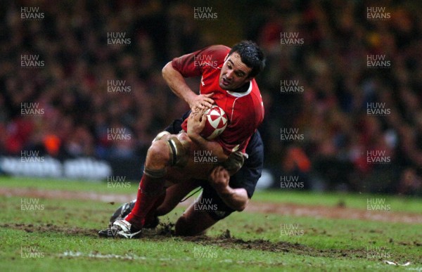 25.11.06 - Wales v New Zealand - Invesco Perpetual Series 2006 - Wales' Jonathan Thomas is tackled by New Zealand's Carl Hayman 