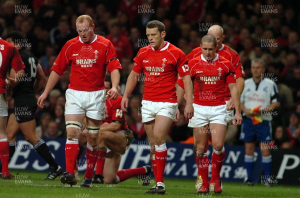 25.11.06 - Wales v New Zealand - Invesco Perpetual Series 2006 - (l-r)Wales' Martyn Williams, Kevin Morgan and Shane Williams look dejected 