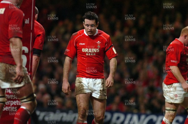25.11.06 - Wales v New Zealand - Invesco Perpetual Series 2006 - Stephen Jones looks dejected 