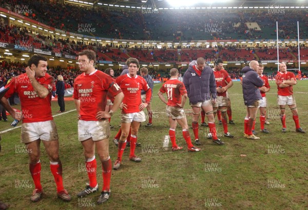 25.11.06 - Wales v New Zealand - Invesco Perpetual Series 2006 - the Welsh team look dejected at the end of the game 