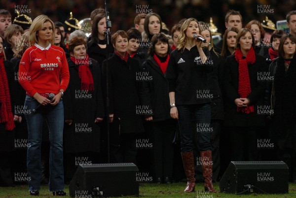 25.11.06 - Wales v New Zealand - Invesco Perpetual Series 2006 - Hayley Westenra(R) and Katherine Jenkins 
