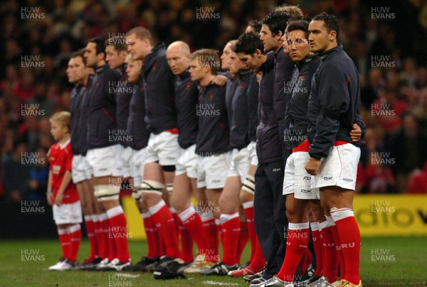 25.11.06 - Wales v New Zealand - Invesco Perpetual Series 2006 - Gavin Henson lines up for the Nation anthems before the game 
