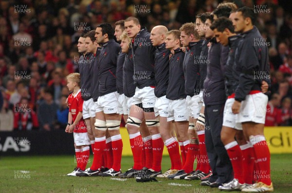 25.11.06 - Wales v New Zealand - Invesco Perpetual Series 2006 - Ian Evans lines up for the Nation anthems before the game 