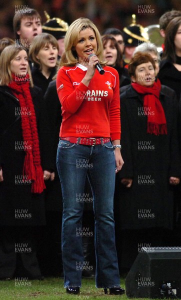 25.11.06 - Wales v New Zealand - Invesco Perpetual Series 2006 - Katherine Jenkins sings the Welsh Nation anthem before the game 