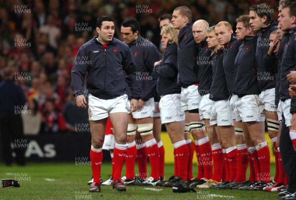 25.11.06 - Wales v New Zealand - Invesco Perpetual Series 2006 - Wales Captain, Stephen Jones talks to his team before the game 