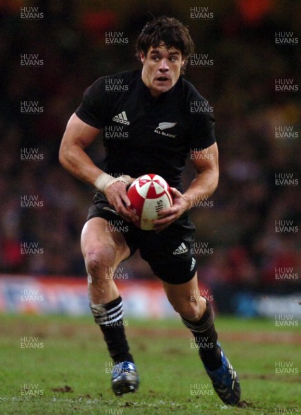 25.11.06 - Wales v New Zealand - Invesco Perpetual Series 2006 - New Zealand's Dan Carter 