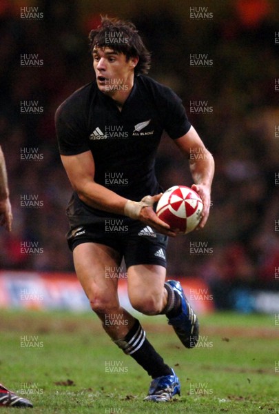 25.11.06 - Wales v New Zealand - Invesco Perpetual Series 2006 - New Zealand's Dan Carter 