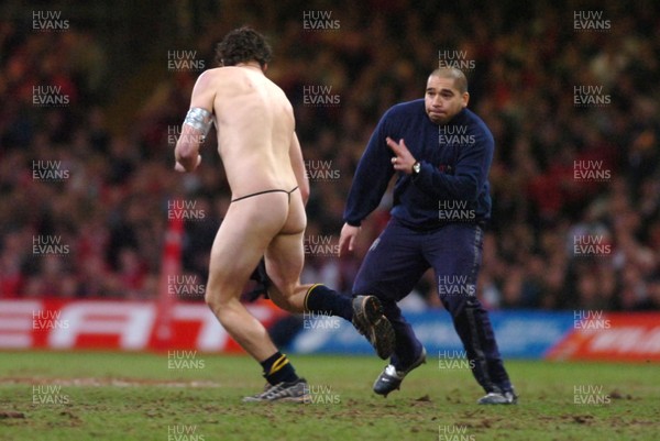 25.11.06 - Wales v New Zealand - Invesco Perpetual Series 2006 - A steward tries to tackle a streaker 