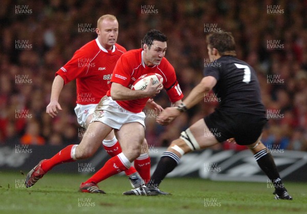 25.11.06  Wales v New Zealand Wales Stephen Jones takes on Richie McCaw 