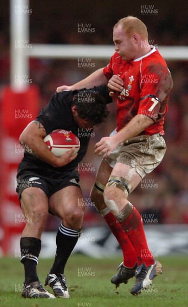 25.11.06  Wales v New Zealand Wales Martyn Williams gets to grips with Byron Kelleher 