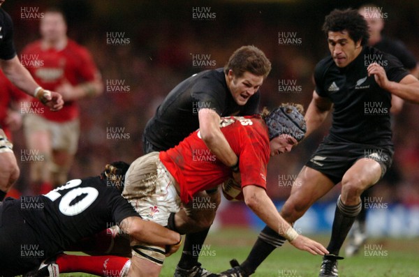 25.11.06  Wales v New Zealand Wales Alun Wyn jones feels the force of a tackle by Richie McCaw and Piri Weepu 