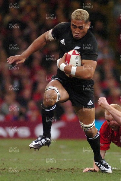 25.11.06 - Wales v New Zealand - Invesco Perpetual Series 2006 - New Zealand's Jerry Collins is tackled by Martyn Williams and Sonny Parker (R) 
