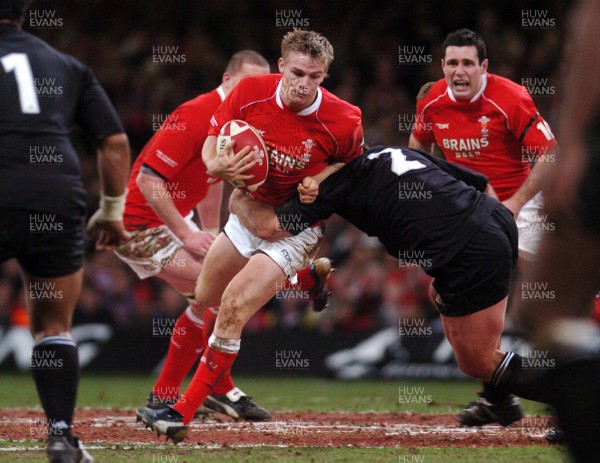 25.11.06 - Wales v New Zealand Wales' Dwayne Peel tries to beat a Anton Oliver tackle 