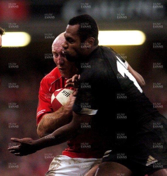 25.11.06 - Wales v New Zealand Wales' Tom Shanklin is tackled by Sitiveni Sivivatu 