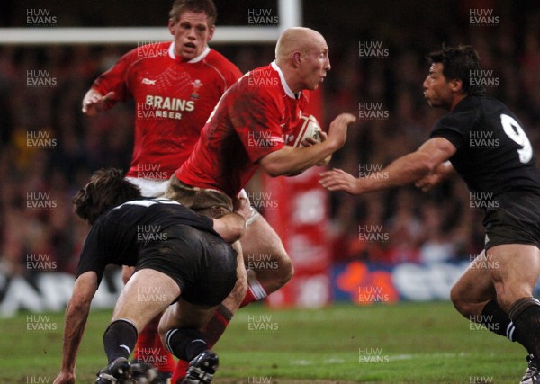 25.11.06 - Wales v New Zealand Wales' Tom Shanklin tries to get past Conrad Smith and Byron Kelleher 