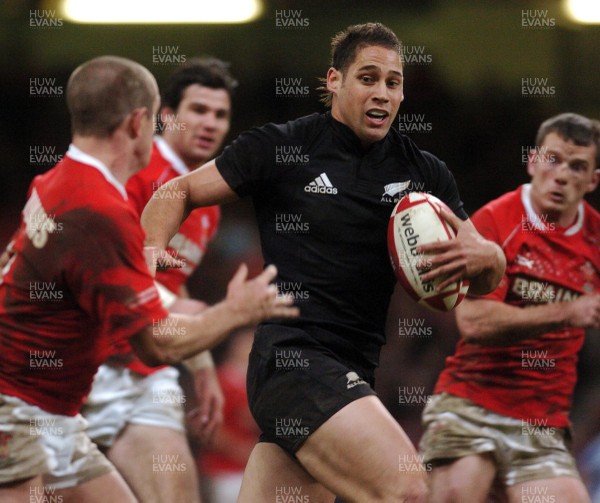 25.11.06 - Wales v New Zealand New Zealand's Luke McAlister looks for a way past Shane Williams (L) Mike Phillips and Kevin Morgan 