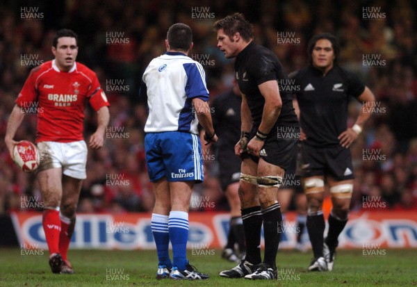25.11.06 - Wales v New Zealand Ref Dave Pearson talks to Richie McCaw as Stephen Jones looks on 