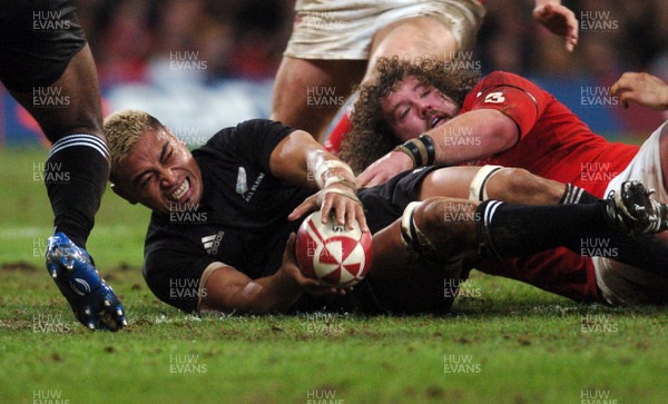 25.11.06 - Wales v New Zealand New Zealand's Jerry Collins lays the ball back 