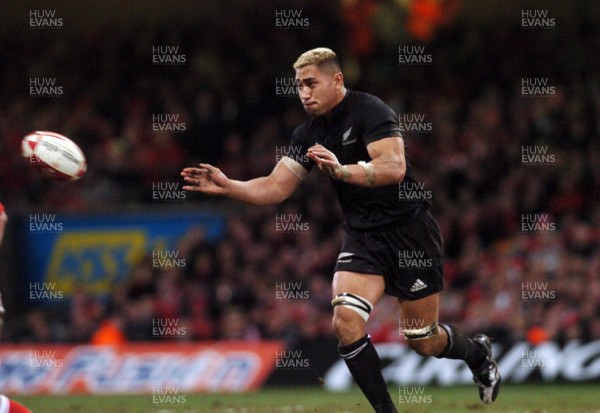 25.11.06 - Wales v New Zealand New Zealand's Jerry Collins 