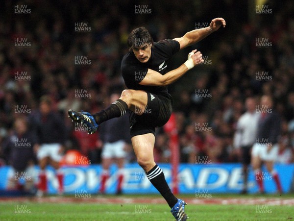 25.11.06 - Wales v New Zealand All Blacks' Dan Carter 
