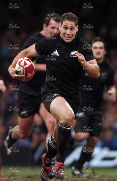 25.11.06 - Wales v New Zealand All Blacks' Luke McAlister 
