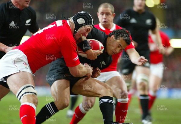 25.11.06..Wales v New Zealand, Invesco Perpetual Series '06 New Zealands Rico Gear is tackled by Ian Gough 