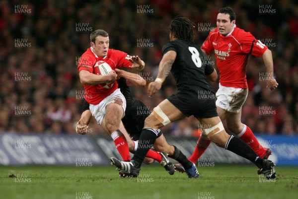 25.11.06..Wales v New Zealand, Invesco Perpetual Series '06 Wales' Kevin Morgan looks to hold off Rodney So'oialo 