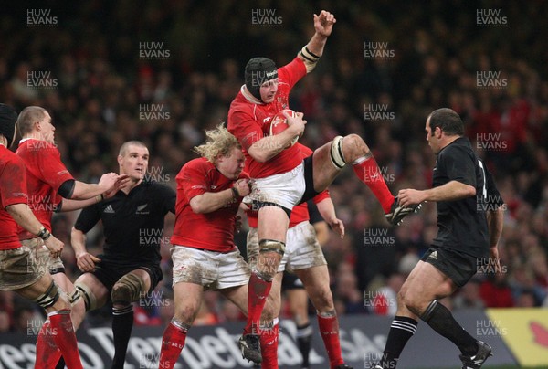 25.11.06..Wales v New Zealand, Invesco Perpetual Series '06 Wales' Ian Gough claims lineout ball 