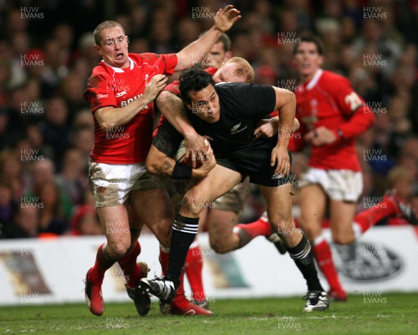 25.11.06..Wales v New Zealand, Invesco Perpetual Series '06 New Zealands Rico Gear powers his way through Martyn Williams to be awarded a penalty try 