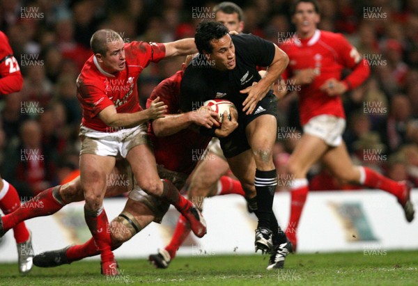 25.11.06..Wales v New Zealand, Invesco Perpetual Series '06 New Zealands Rico Gear powers his way through Martyn Williams to be awarded a penalty try 