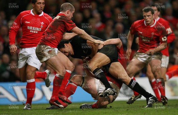 25.11.06..Wales v New Zealand, Invesco Perpetual Series '06 New Zealands Rico Gear powers his way through Martyn Williams and Shane Williams to be awarded a penalty try 
