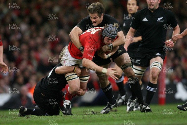 25.11.06..Wales v New Zealand, Invesco Perpetual Series '06 Wales' Alun Wyn Jones is tackled by New Zealands Piri Weepu and Richie McCaw 